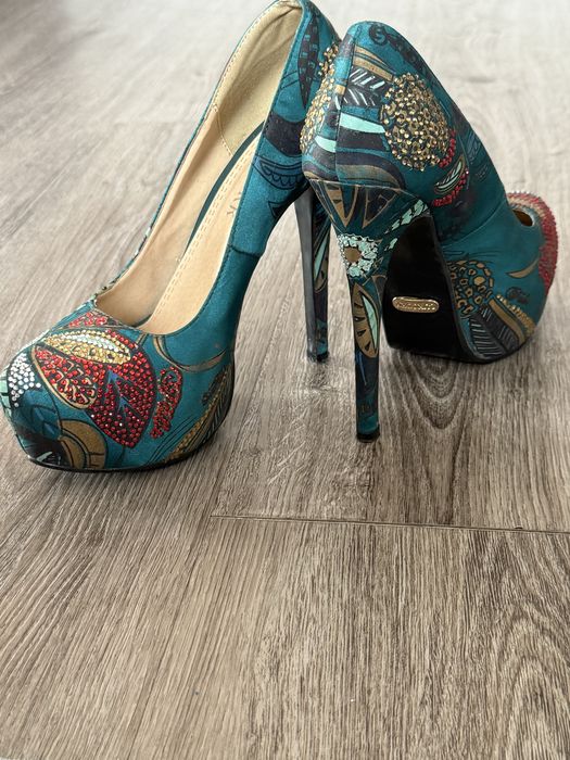 Продам б/ у  5 пар обуви