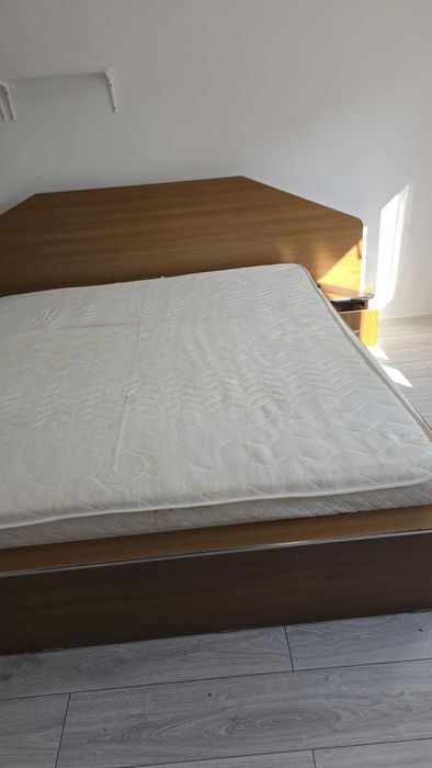 Dormitor complet – pat matrimonial + dulap mare cu uși culisante