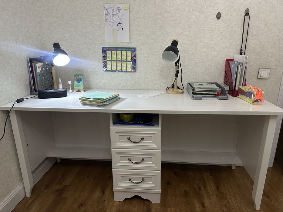 Продам стол . Россия , цвет белый