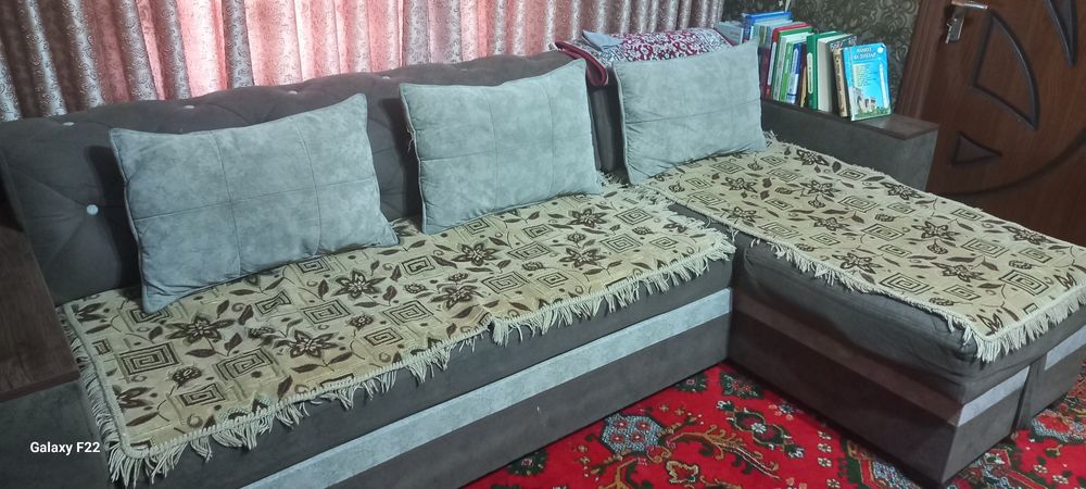 Mehmonxona uchun ugalok va divan