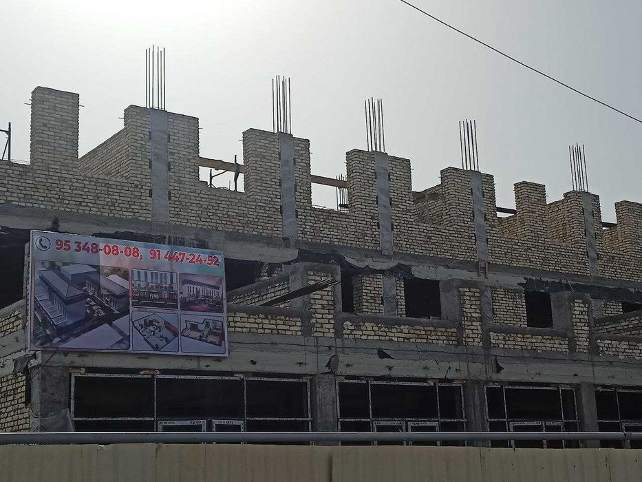 Продаются квартиры и магазины в центре Кагана вдоль дороги.