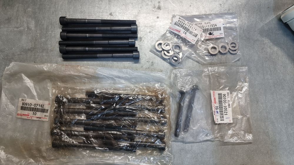 Комплект болтов ГБЦ (головок блока цилиндров) 1GR-FE