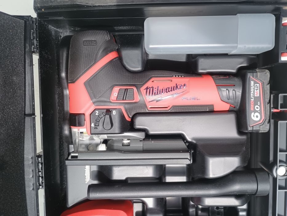 Fierastrau pendular milwaukee fjs , la cutie cu 2 baterii + incarcator