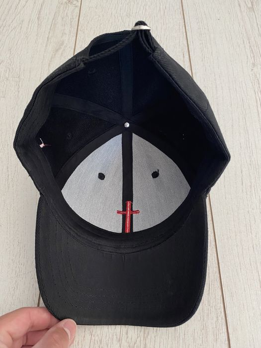 Sapca neagra cruce rosie