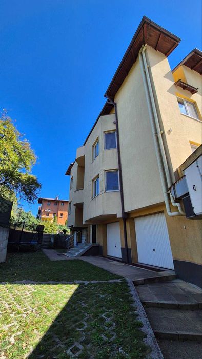 Тристаен тухлен апартамент с гараж в гр. Перник, кв. Димова махала