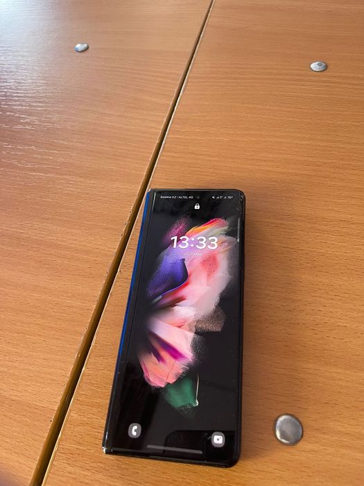 Galaxy ZFold 3 256Гб в хорошем состояний.