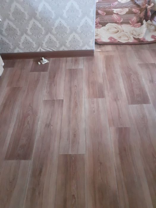 Стелим линолеум делаем плинтуса