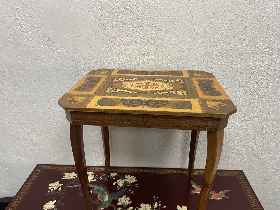 Италианска масичка с интарзия кутия за бижута винтидж