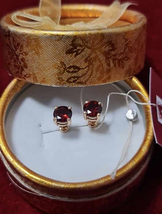 Новые золотые пусеты с гранатами