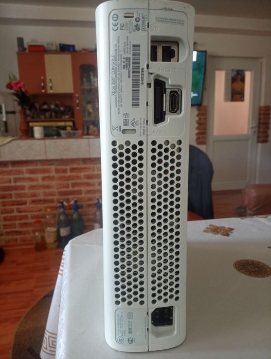 Xbox 360 , nu citeste cd urile , in rest e functional+joc fifa 09