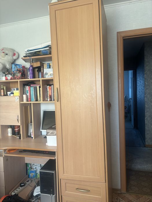 Компьютерный стол, шкаф для белья