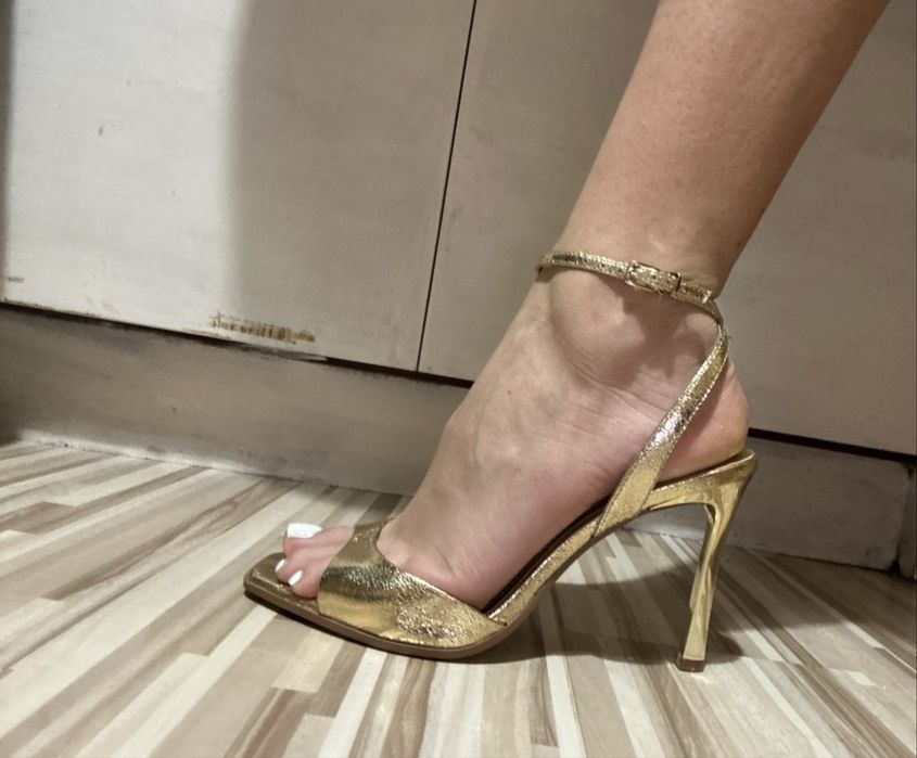 Обувки на ток Zara златни