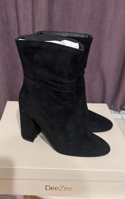 Черни велурени боти
