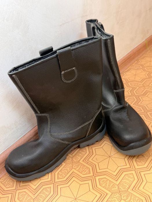 Продам зимние ботинки. 43, 44 размер