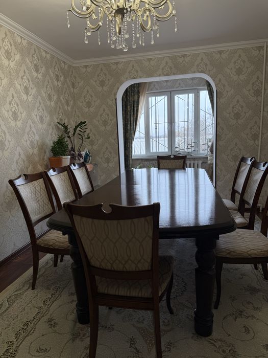 Стол с стульями ,в хорошеем состояний 8 стулья