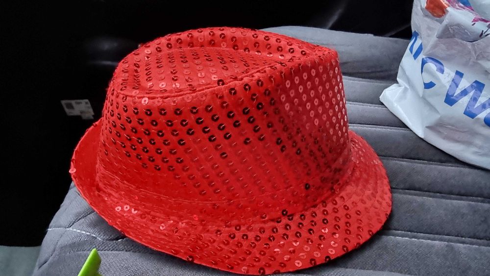 Продам шляпу красную новую