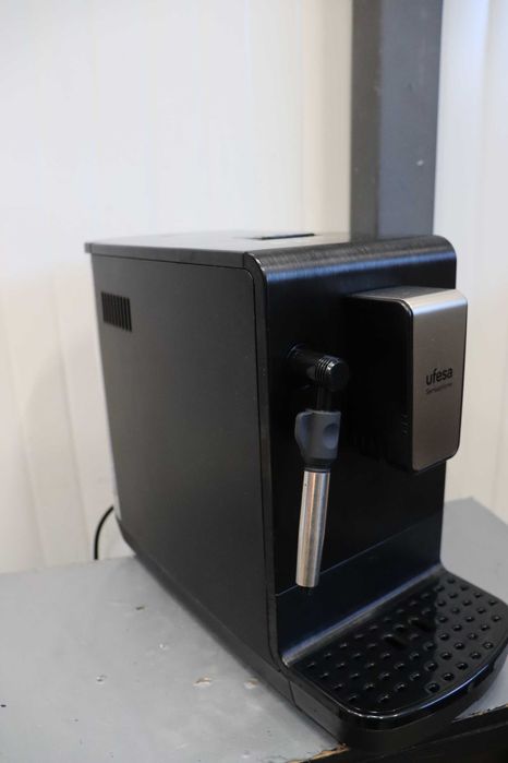Суперавтоматична кафемашина Ufesa Sensazione, 20bar, сензорен екран