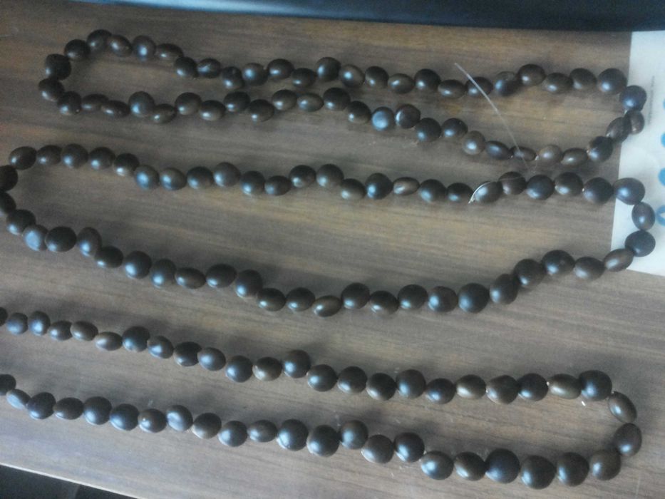 Бусы из семян рожкового дерева, ручная работа