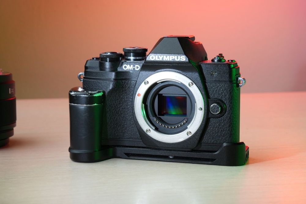 Olympus OM-D E-M10 Mark III (4K) + Viltrox EF-M2 + OBIECTIV BONUS!