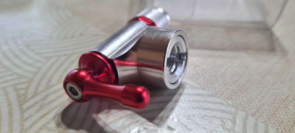 Аварийна помпа за гуми с патрон сгъстен газ