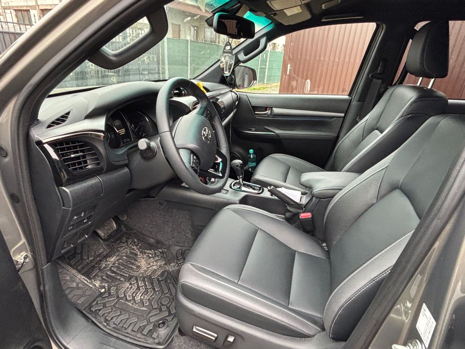 Toyota Hilux Invincible 2025