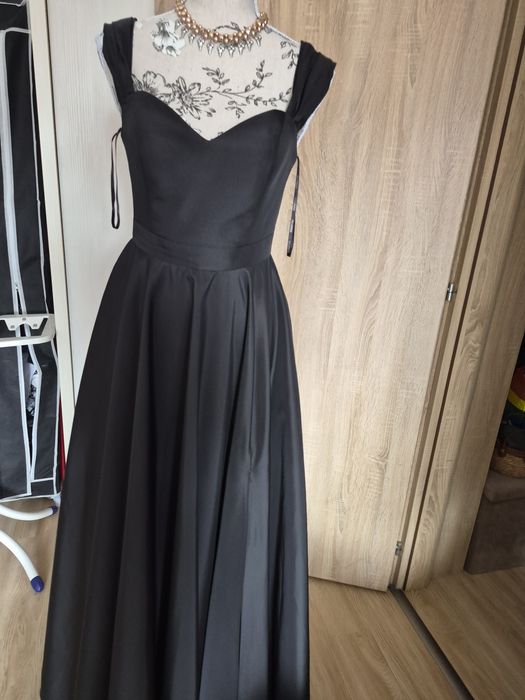 Rochie bal,are buzunare si o despicatura pe picior,este superba!
