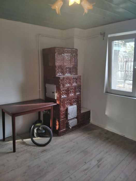 Închiriez casă cu teren (5 camere + baie + bucătărie)