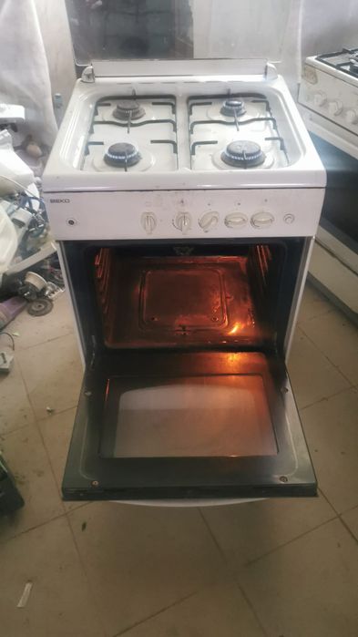 Vând aragaz și cuptor cu microunde vând urgent