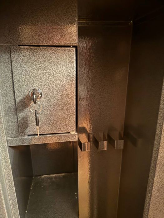 Продам сейф (высота 130см)