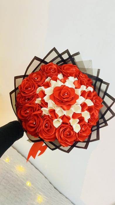 Buchet 15 trandafiri rosii din satin cu model de dalie