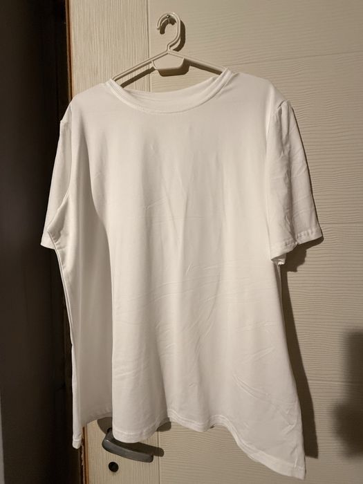 Продавам дрехи .