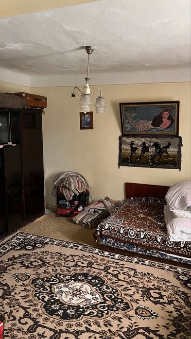 Vand casa din paianta, S 100 mp, teren intravilan 3200 mp, Poiana Varsaturii, com. Jaristea