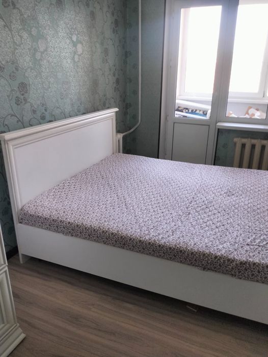 Кровать большая, сатамын керует.