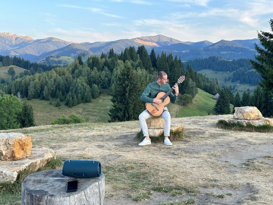 Ofer lecții de chitară clasică și pian