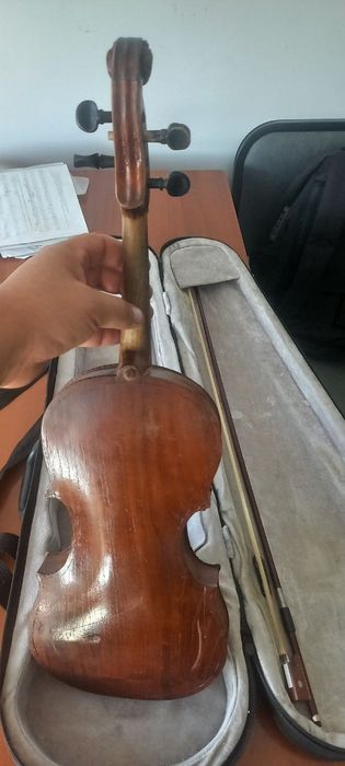 Skripkalar 4/4 sotiladi 2 dona rasmdagi