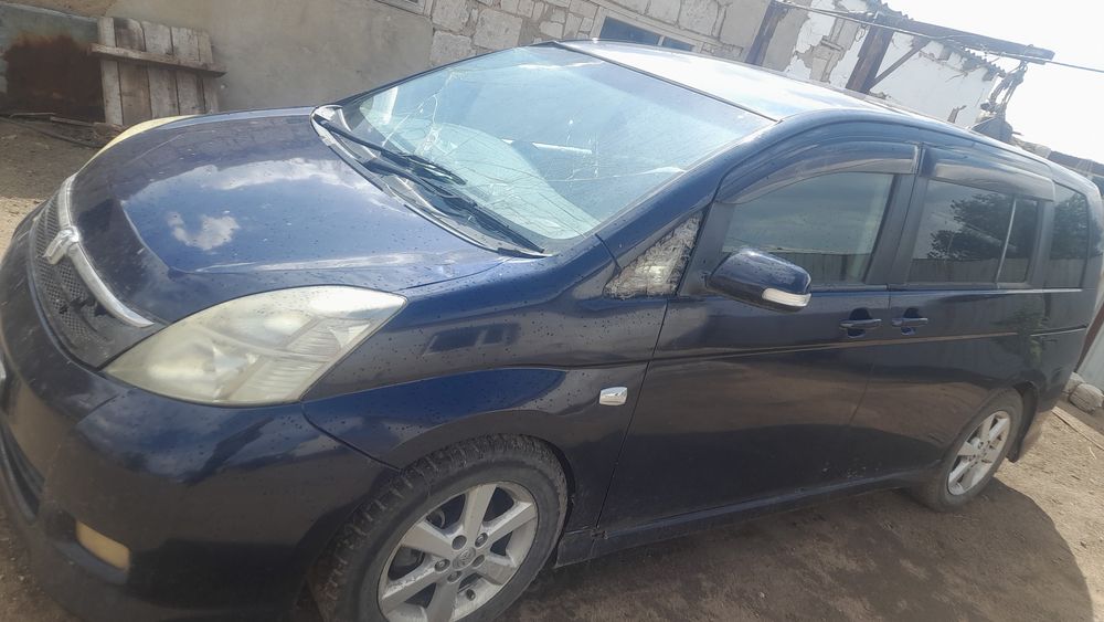 Toyota Isis минивен