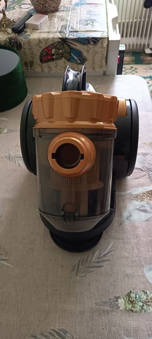 Vând plasma și aspirator ambele noi