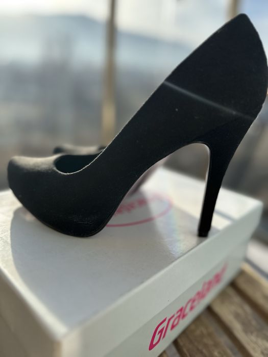 Елегантни обувки на висок на ток