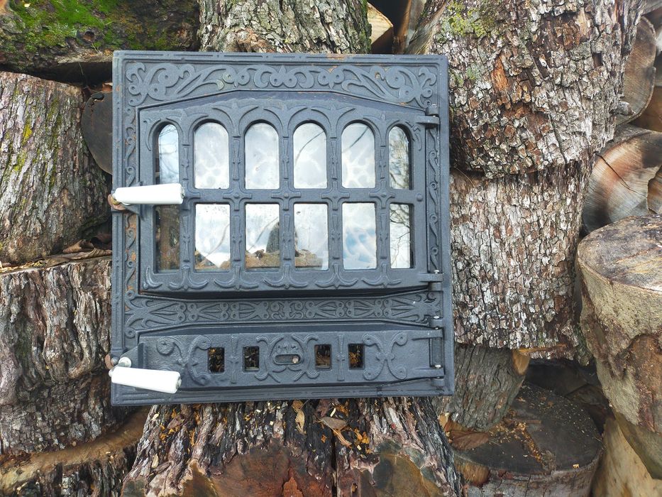 Ușă pentru șemineu din fontă