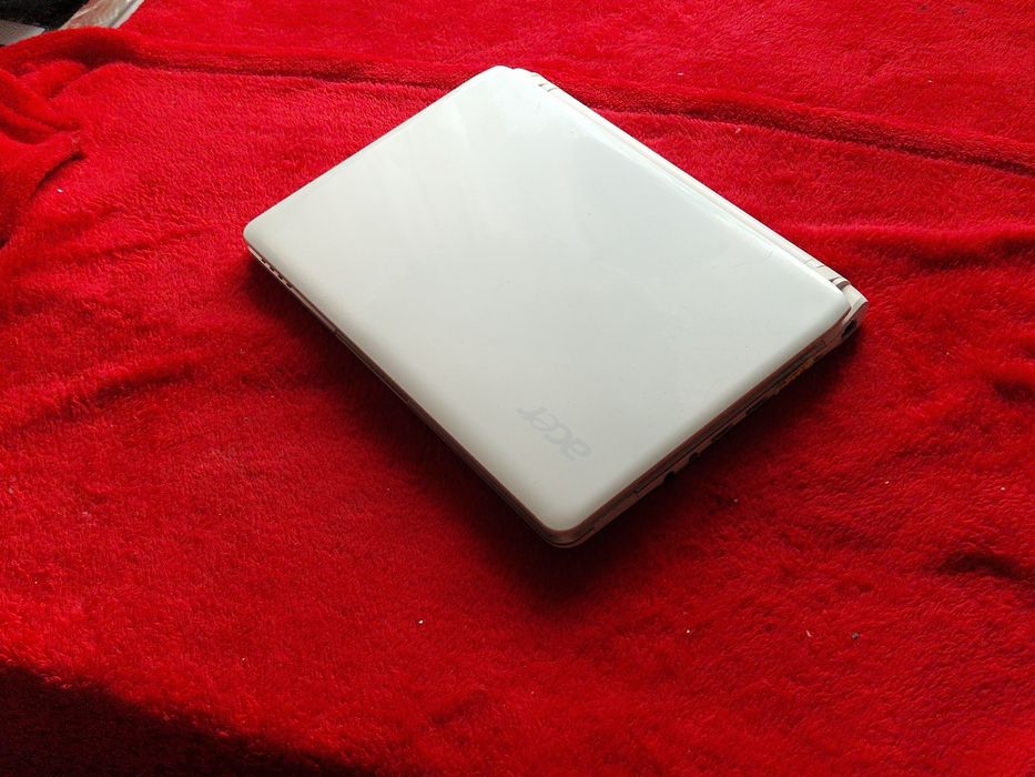 Laptop Acer perfect funcțional doar la priza