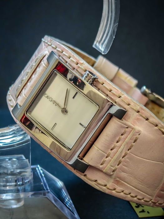 Продавам дамски часовник DKNY