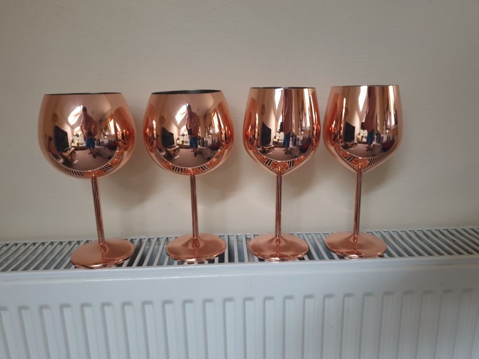 Pahare metal  2 pentru vin 2  pentru gin culoare  auriu rose