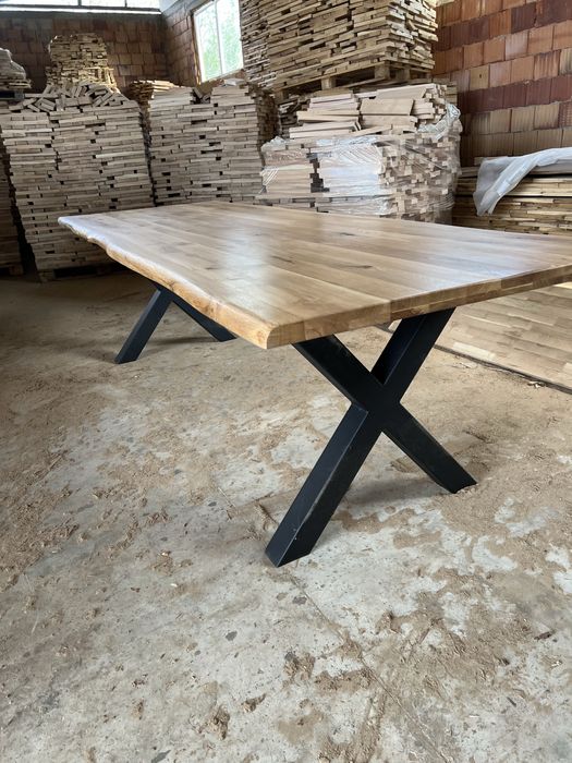 Masa din stejar cu picioare metalice