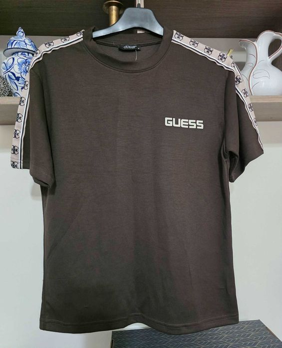 Pantaloni si tricou Guess