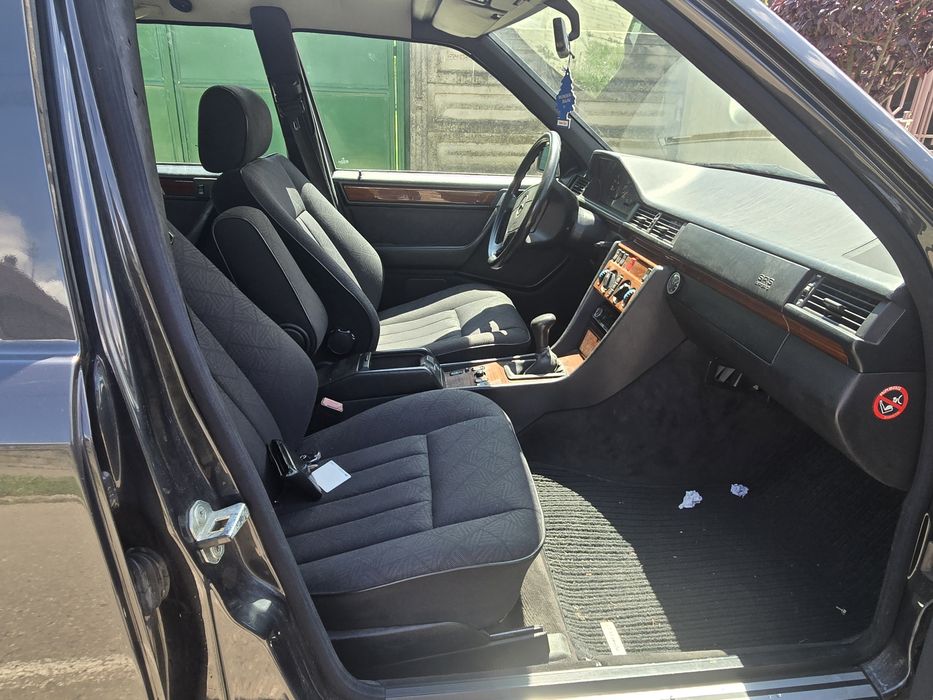 Mercedes E220 W124 T model retro