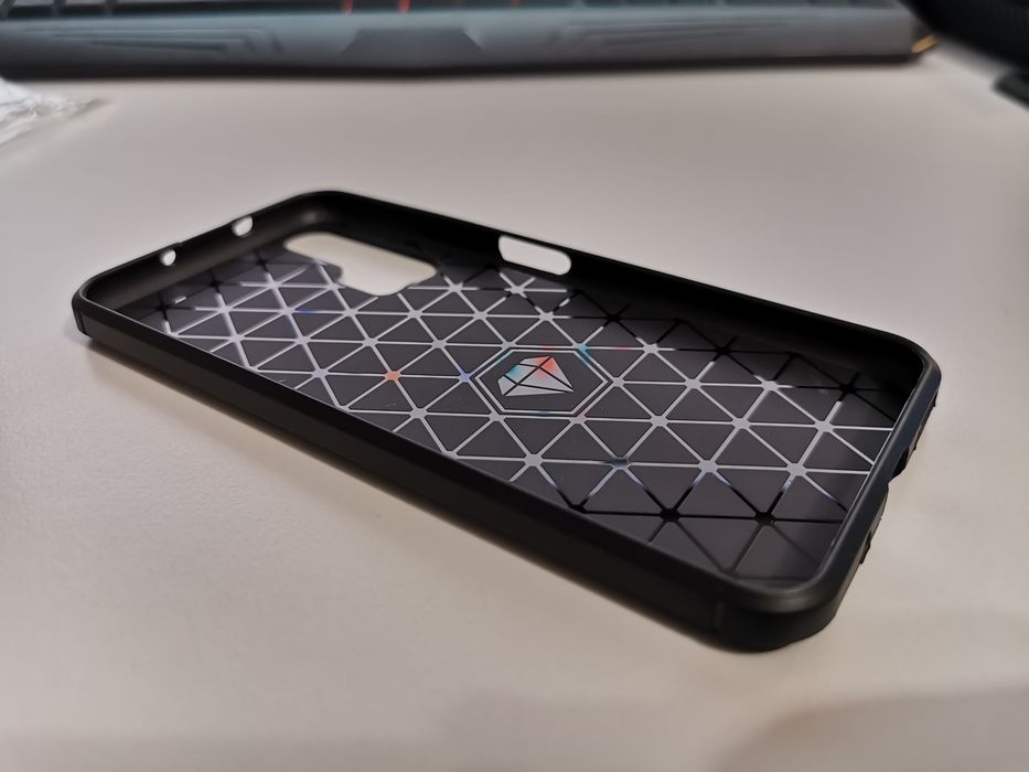Husa Huawei Nova 5T plastic negru cu tematica brushed metal carbon fib