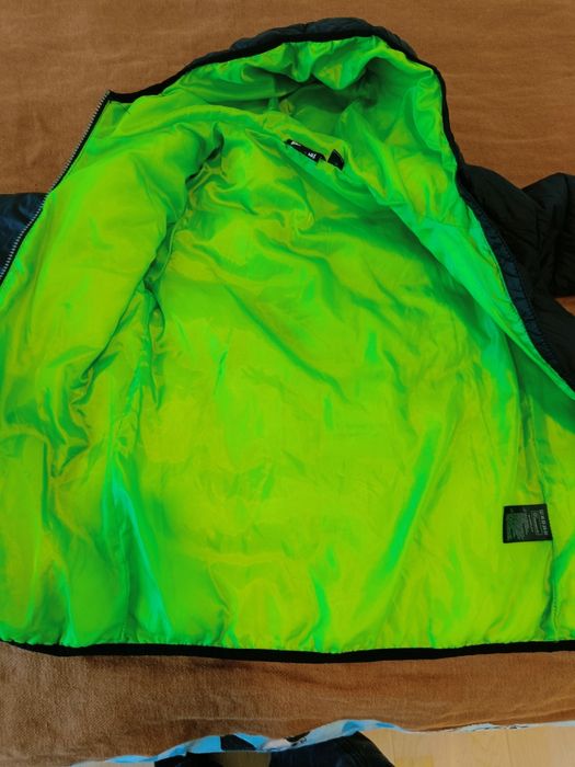 Vând geacă impermeabilă 11-12 ani.