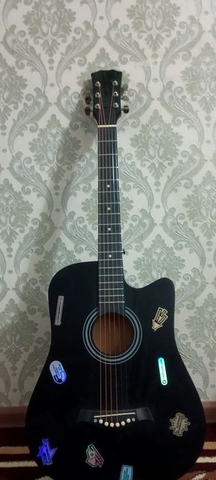 Гитара чёрного цвета