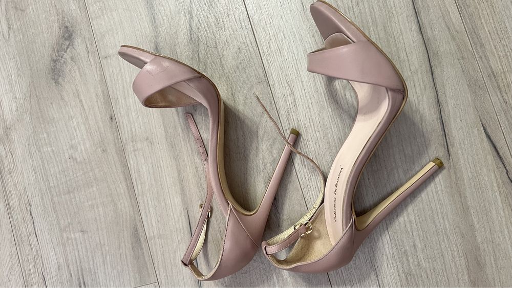 Босоножки на каблуке