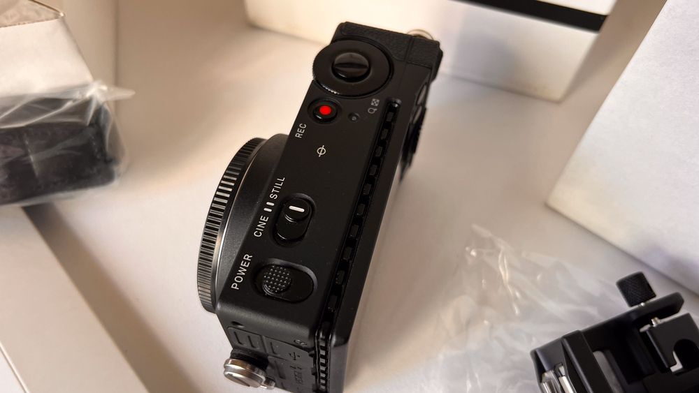 Sigma FP senzor full-frame BSI Bayer CMOS de 24.6MP